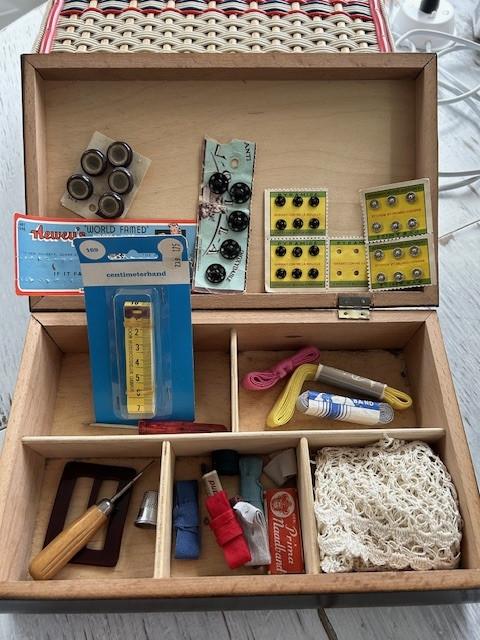 Houten naaidoos met inhoud.