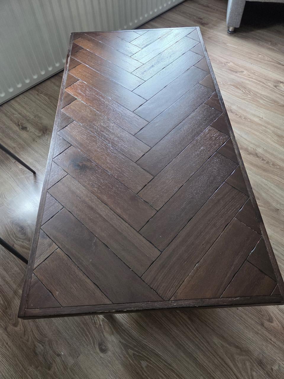 Visgraat salontafel met metalen frame – donker hout
