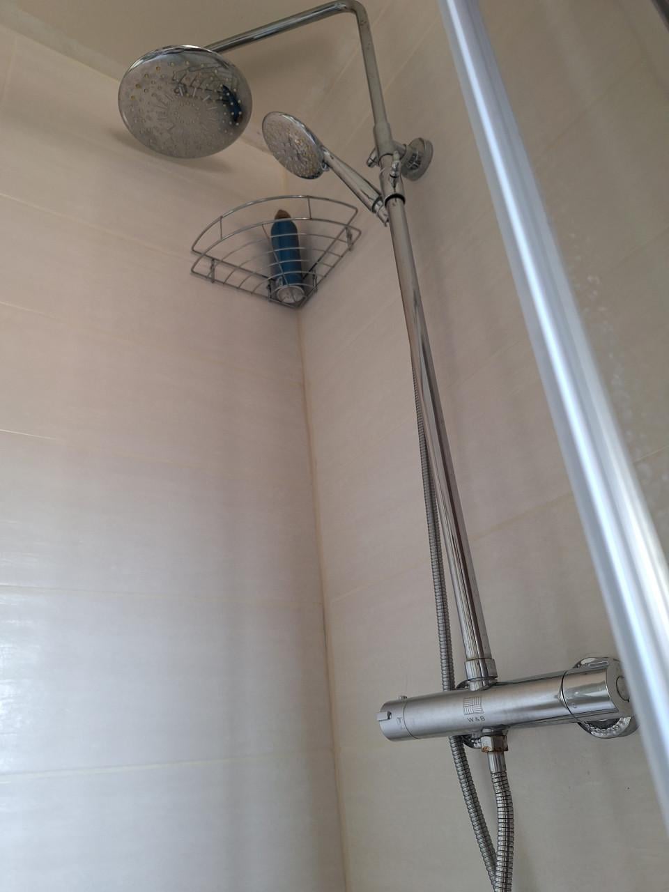 Badkamer bad douche wasbak met hogekast spieglekast en wastafelkastje