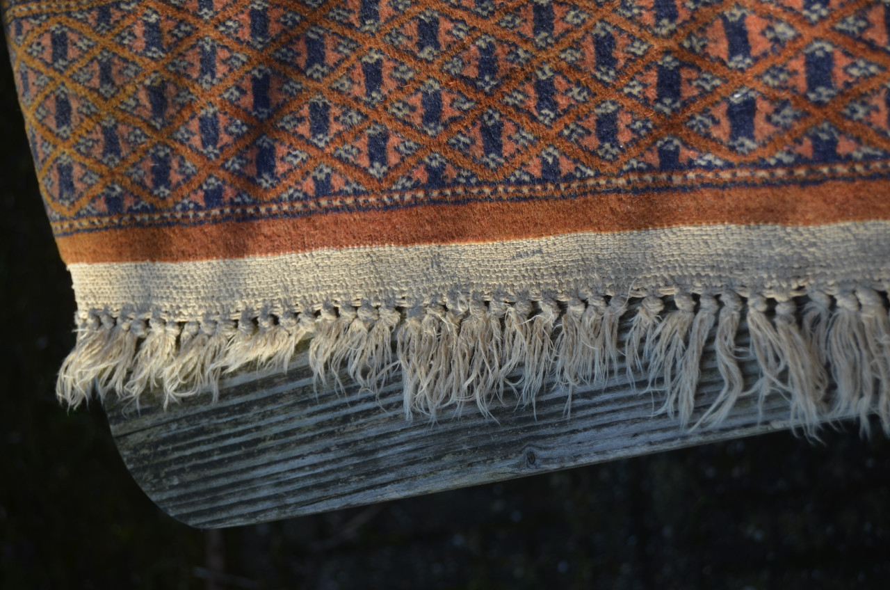 Vintage handgeknoopt kleed in redelijke staat