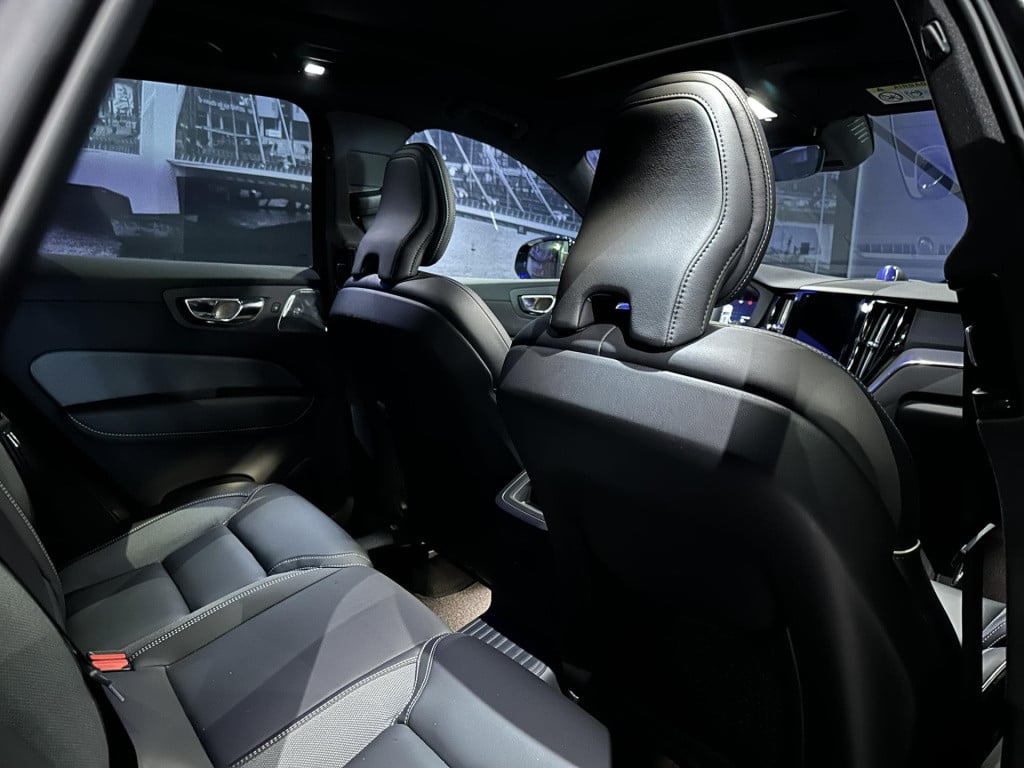 Volvo XC60 2.0 t8 plug-in hybrid awd plus black edition *luchtvering*hud*b&