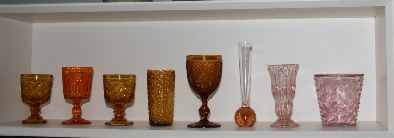 Verschillende design en vintage vaasjes en kandelaars