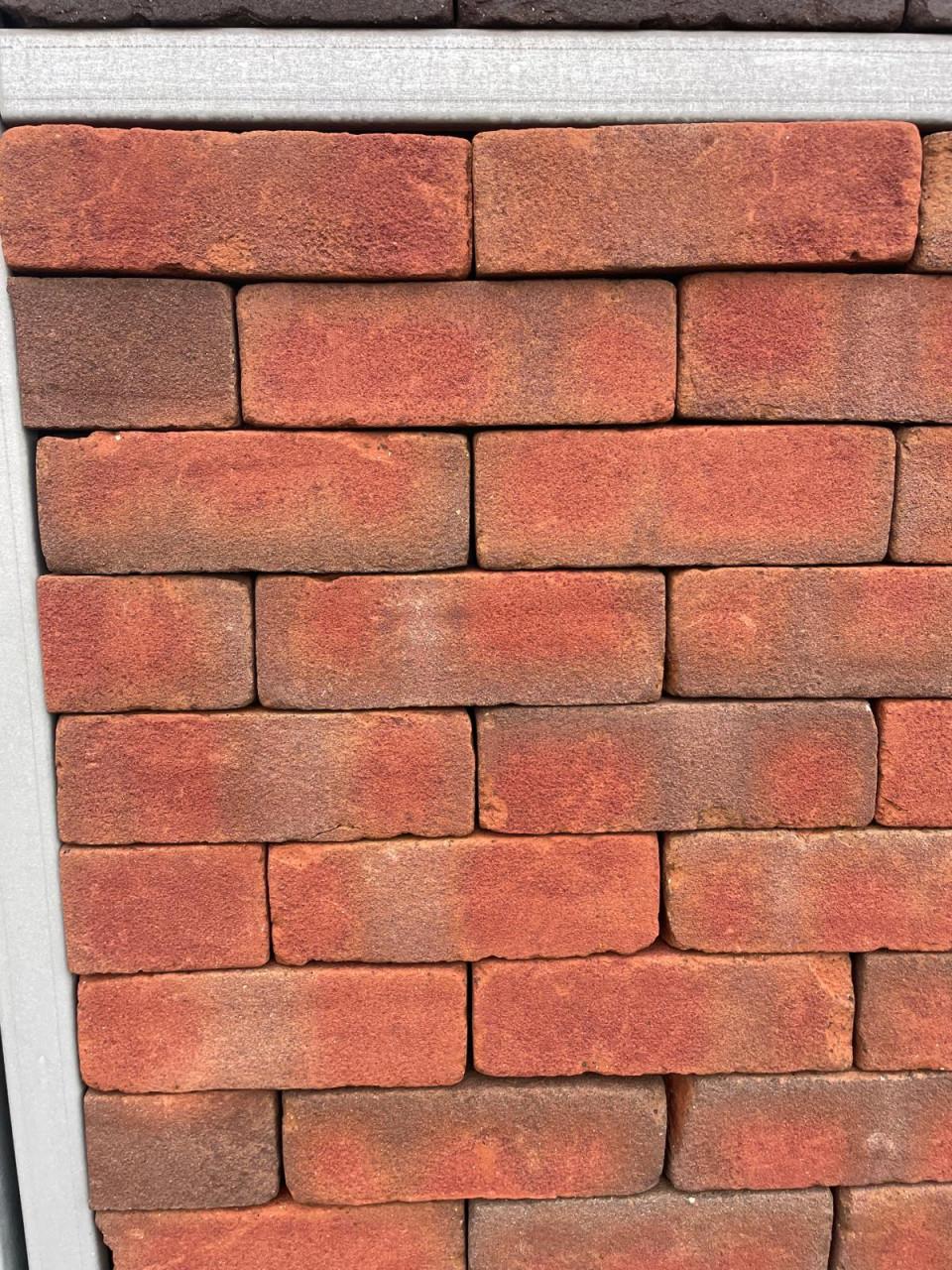 Nieuw gebakken klinker paars/rood