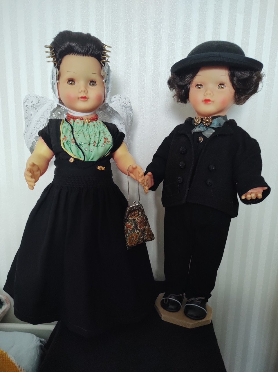 3 stel prachtige poppen op originele Walcherse klederdracht