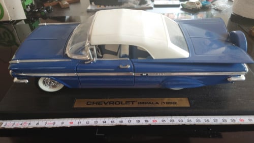 Chevrolet Impala 1959 1:18 Road Legends