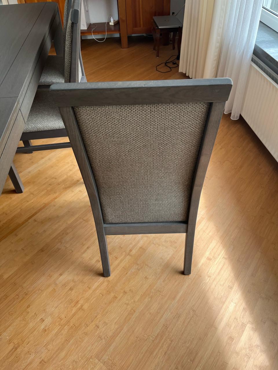Eettafel met verstelbaar blad en zes stoelen.