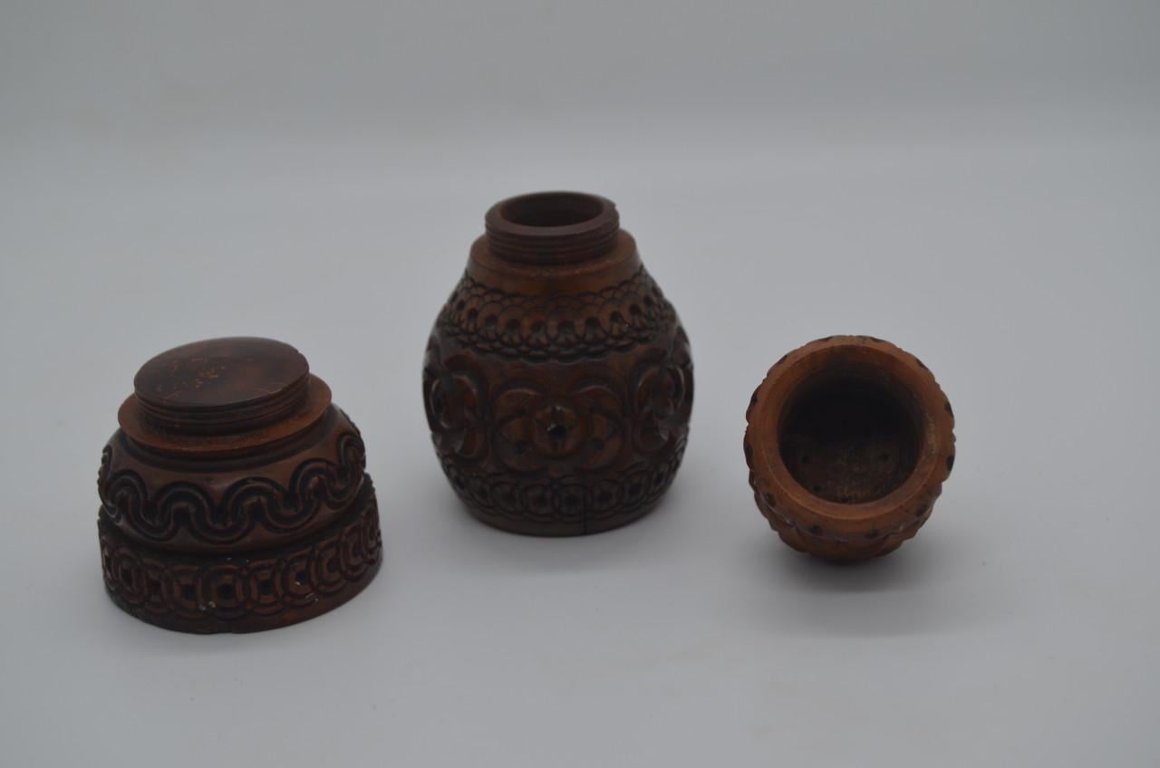 Handgesneden coquilla noten strooiers en pomanders (2)