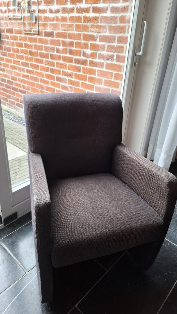 Buffetkast, eetkamertafel met stoelen, tv meubel en bijzettafel