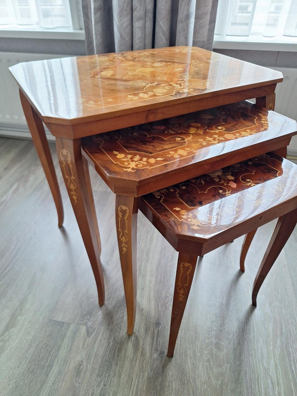 3 Italiaanse bijzettafeltjes met muziekdoos