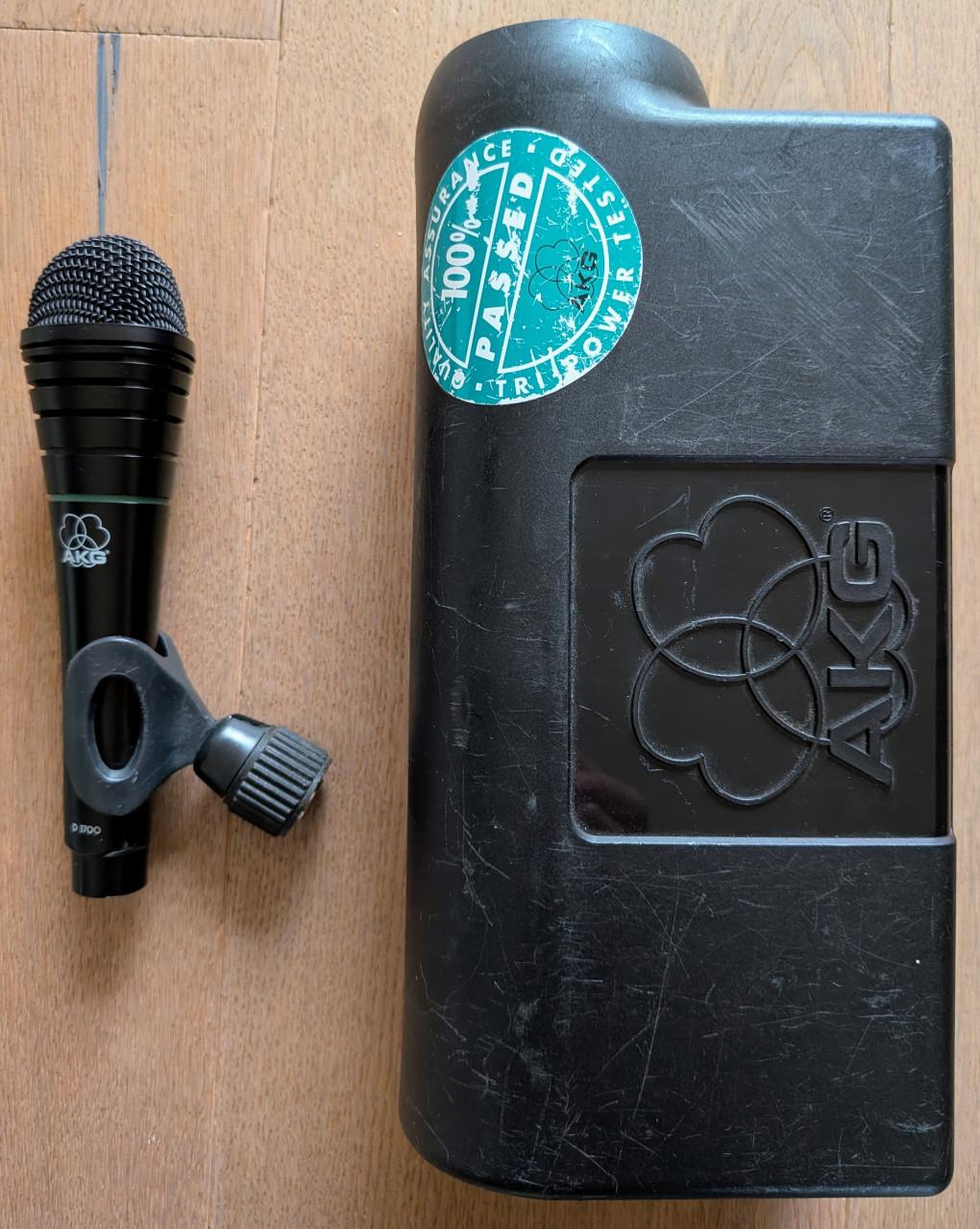 Muziek spullen:  4 micro's en 2 hard cases