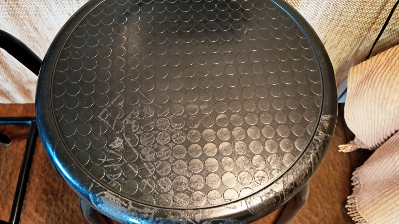 4 barkrukken, Zwart gekleurd, kunststof zitting, metalen poten