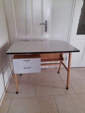 Vintage mid century hout en formica bureau  In goede nette staat!
