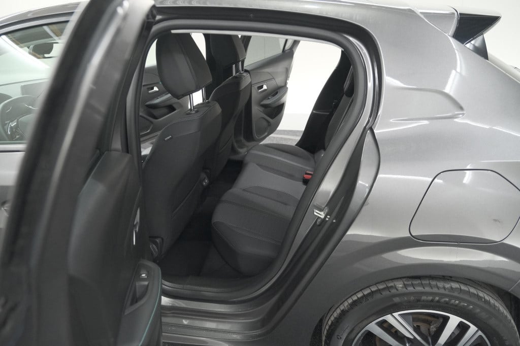 Peugeot 208 puretech 100 allure pack | camera | apple carplay | stoelverwar