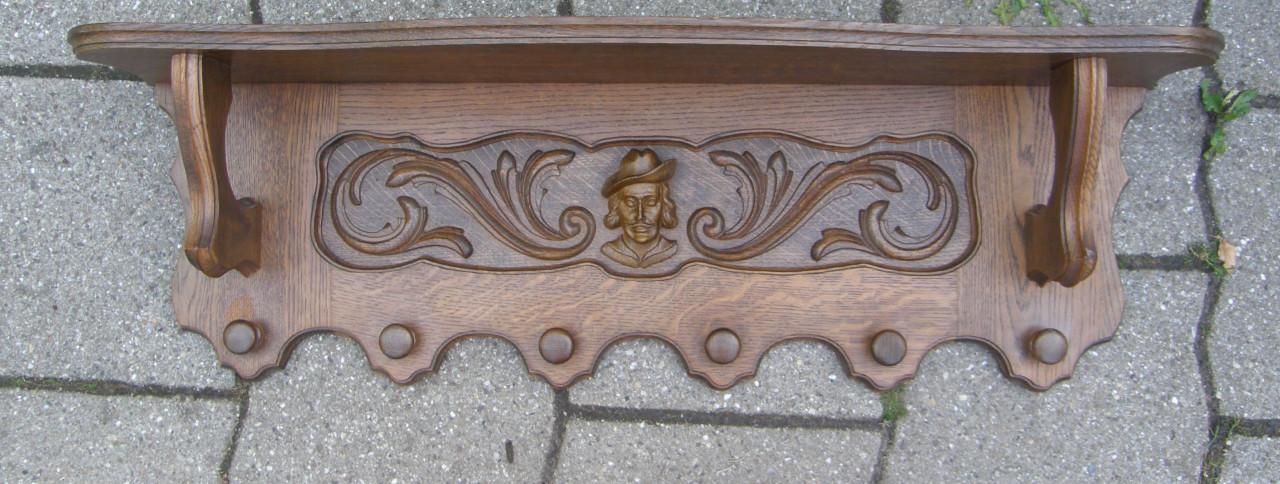 Kapstok van hout, met uitgesneden kopje