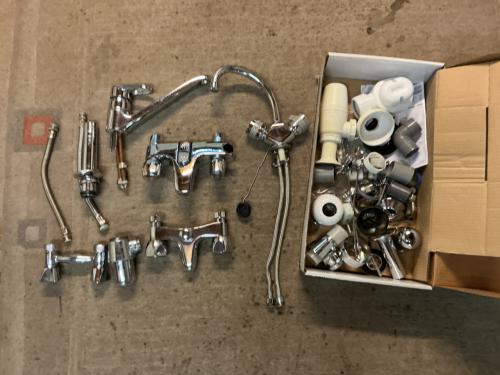 Diverse badkamer en keuken kraan met toebehoren