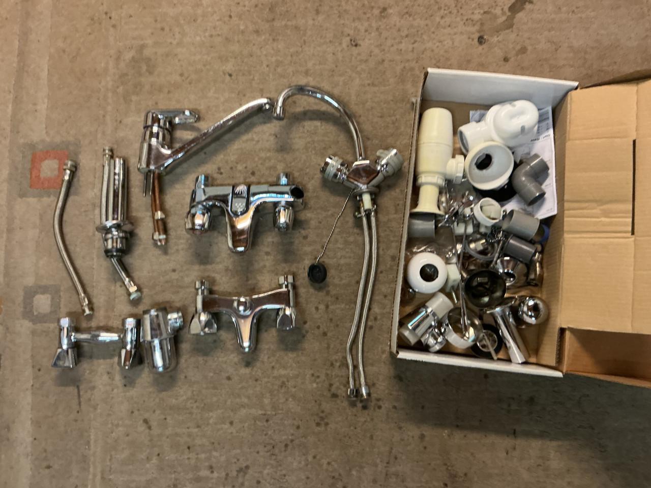 Diverse badkamer en keuken kraan met toebehoren
