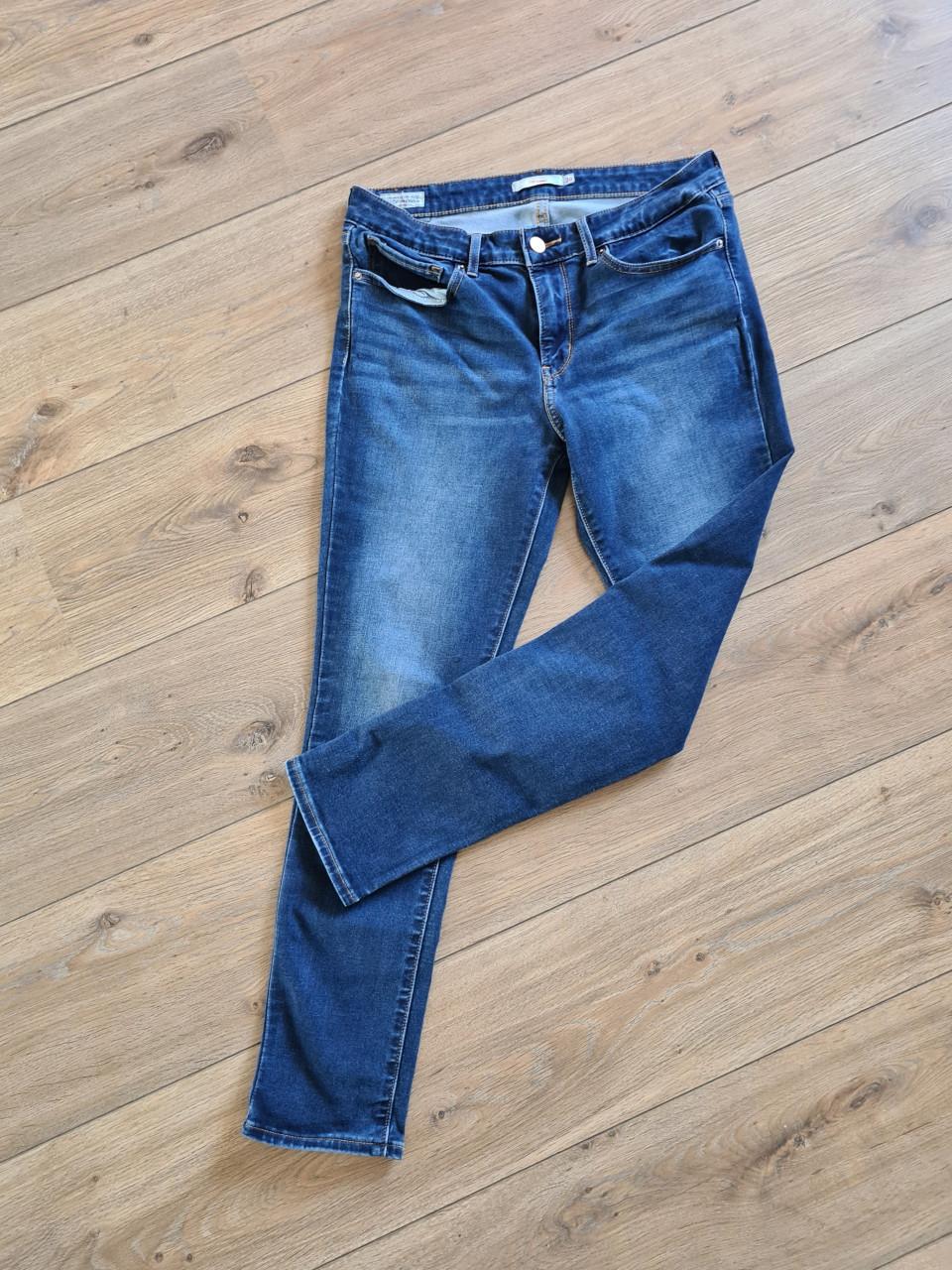 Mooie Levi's 711 Skinny jeans in een donkerblauwe wassing. W30 / L28