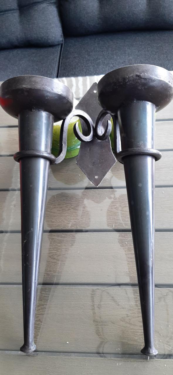 Te Koop: 2 Zware ijzeren muur kandelaars hoogte  50 cm. met kaarsen