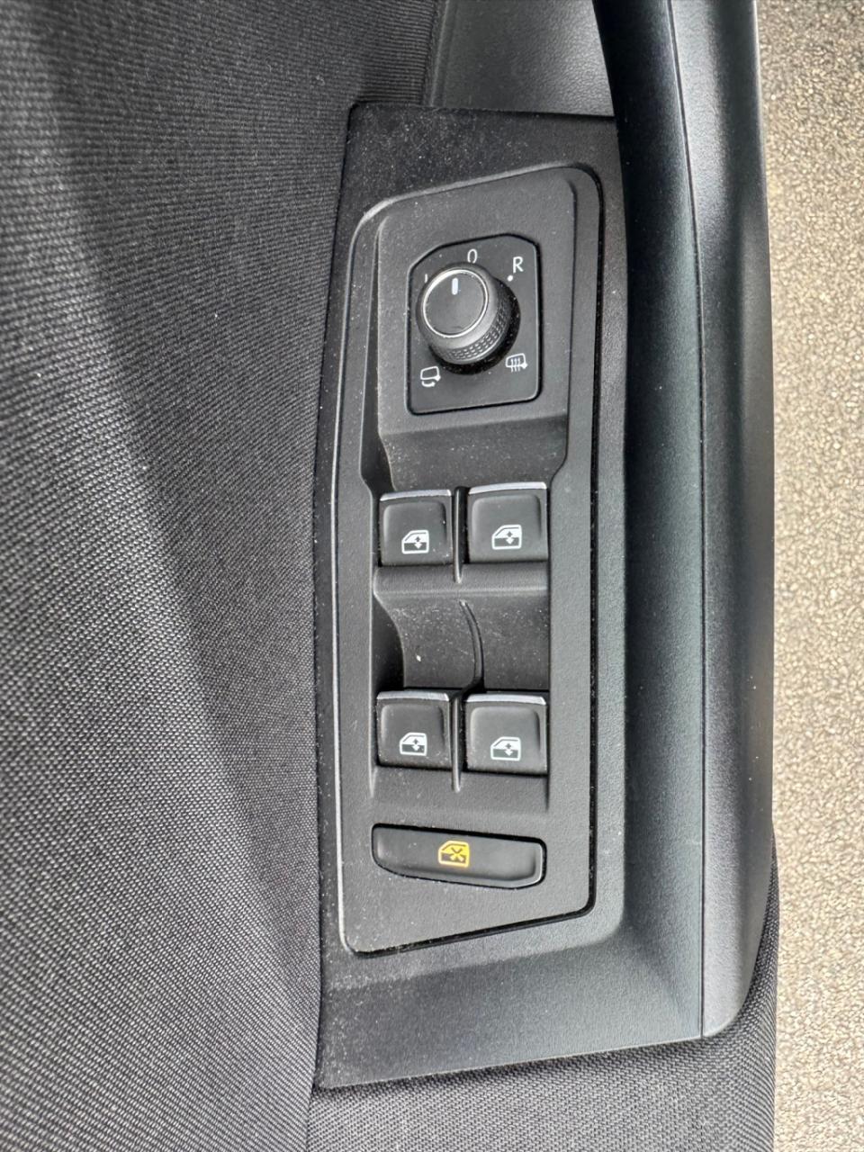 Volkswagen T-roc 1.5 tsi sport automaat ,trekhaak , apple-carplay ,