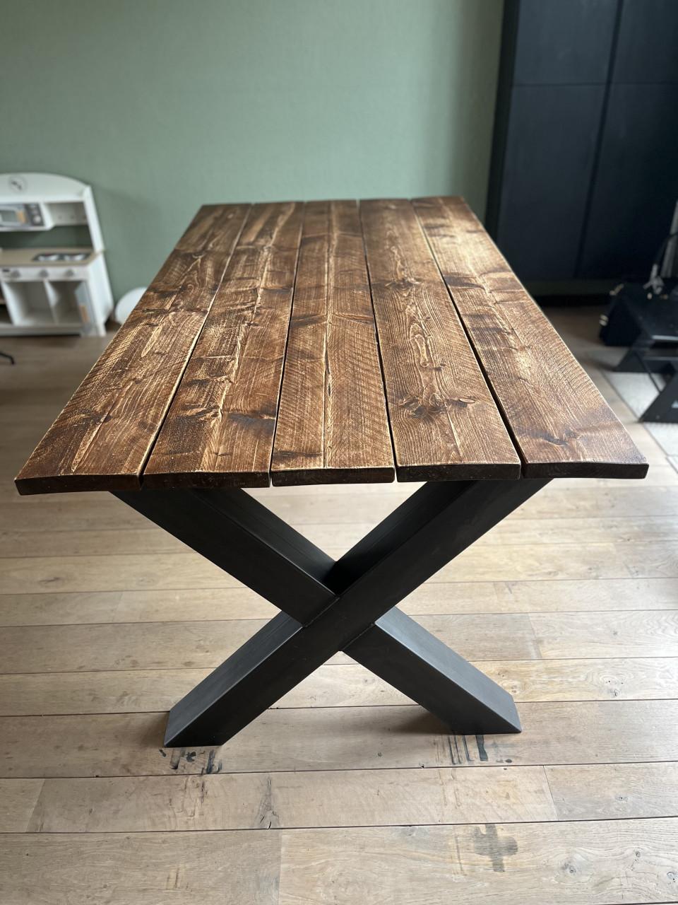 Eettafel met industriële X-poten