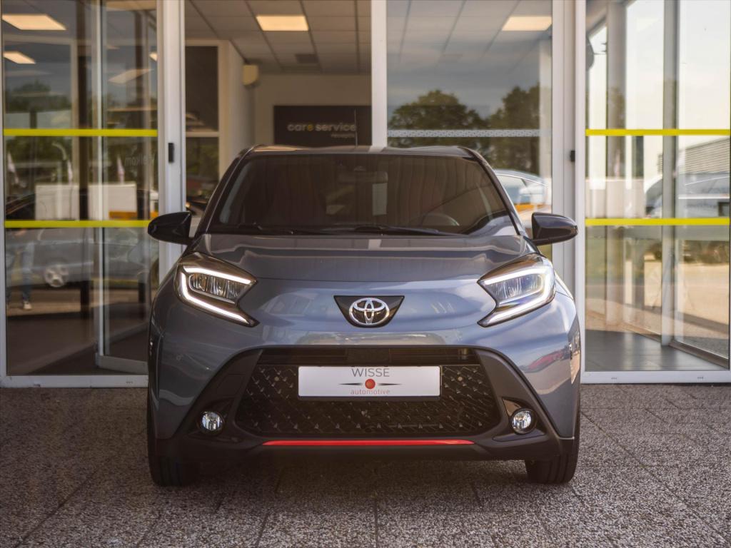 Toyota Aygo x 1.0 vvt-i mt 72pk premium | trekhaak | jbl sound system | app