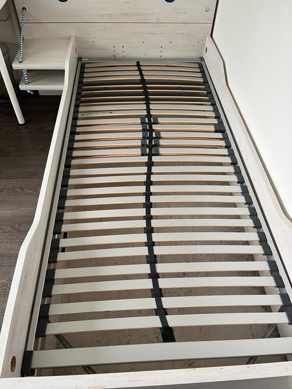 White wash een persoons bed