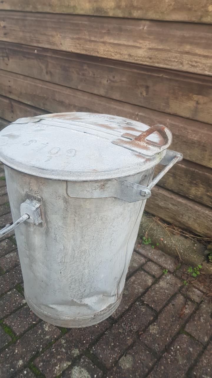 Oude zinken afvalbak