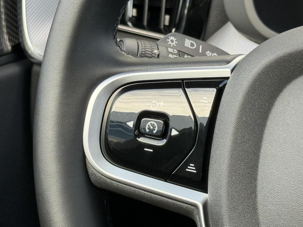 Volvo XC60 t6 398pk recharge dark black edition| panodak| luchtvering| trek