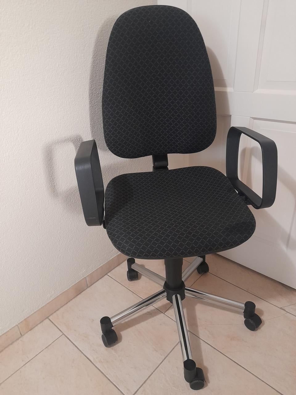 Bureaustoel (in goede nette staat ) in hoogte verstelbaar!