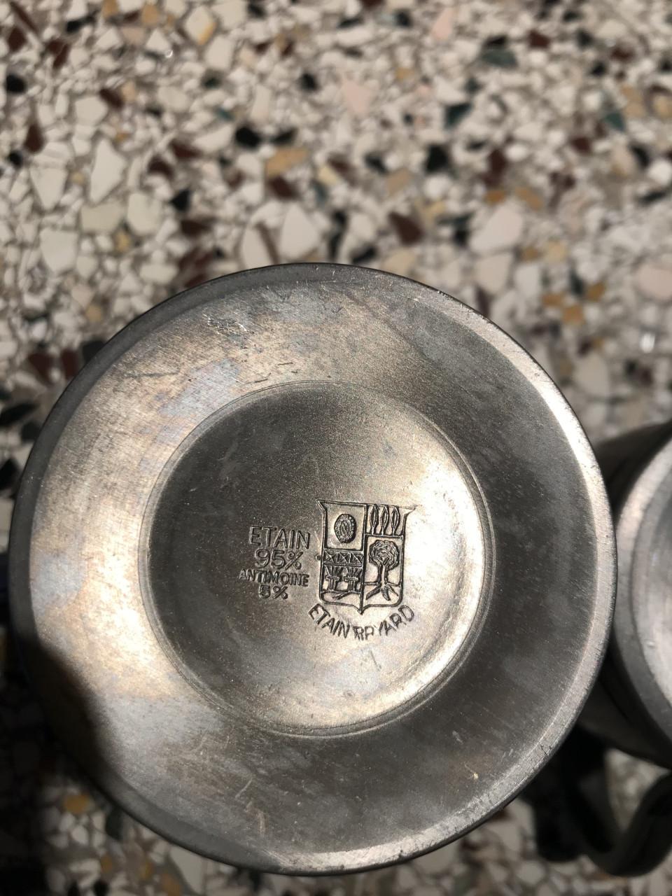 2 gesigneerde Franse kannetjes