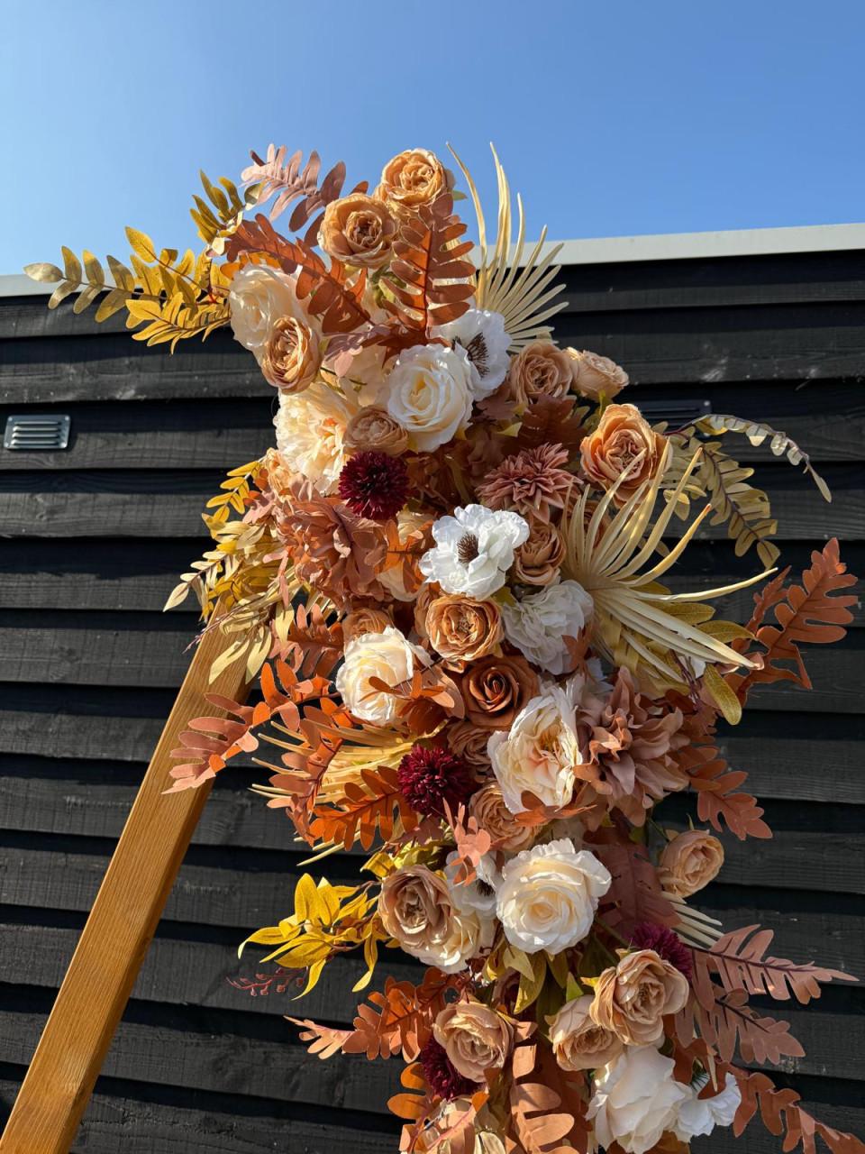 Bruiloft/feest backdrop met bloemstukken