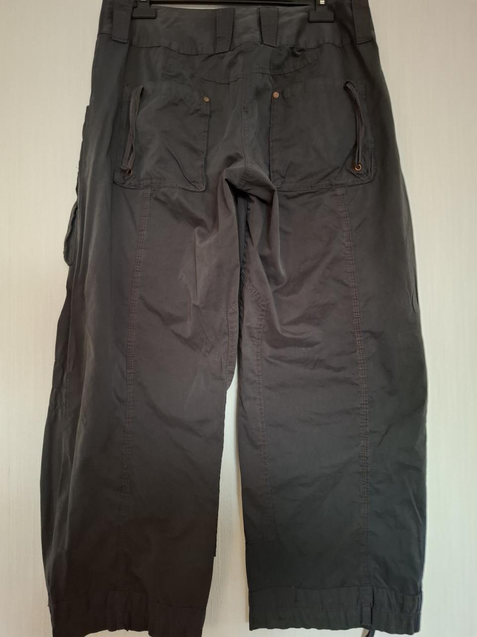 Didi broek met extra zakken en strikdetails. Grijszwart. Maat 42.