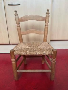 Kleuterstoeltje. Riet/hout