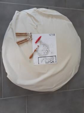 Kantkloskussen met klosjes en boek