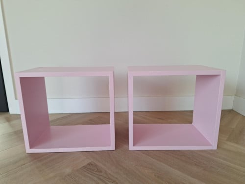 Roze wand kubussen