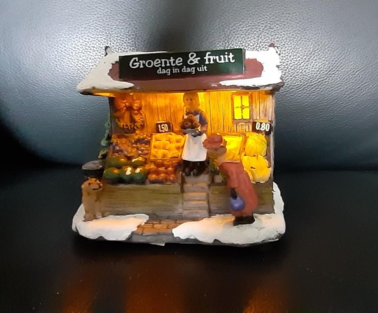 Kersthuisje, kersdecoratie met verlichting, groente & fruitkraam