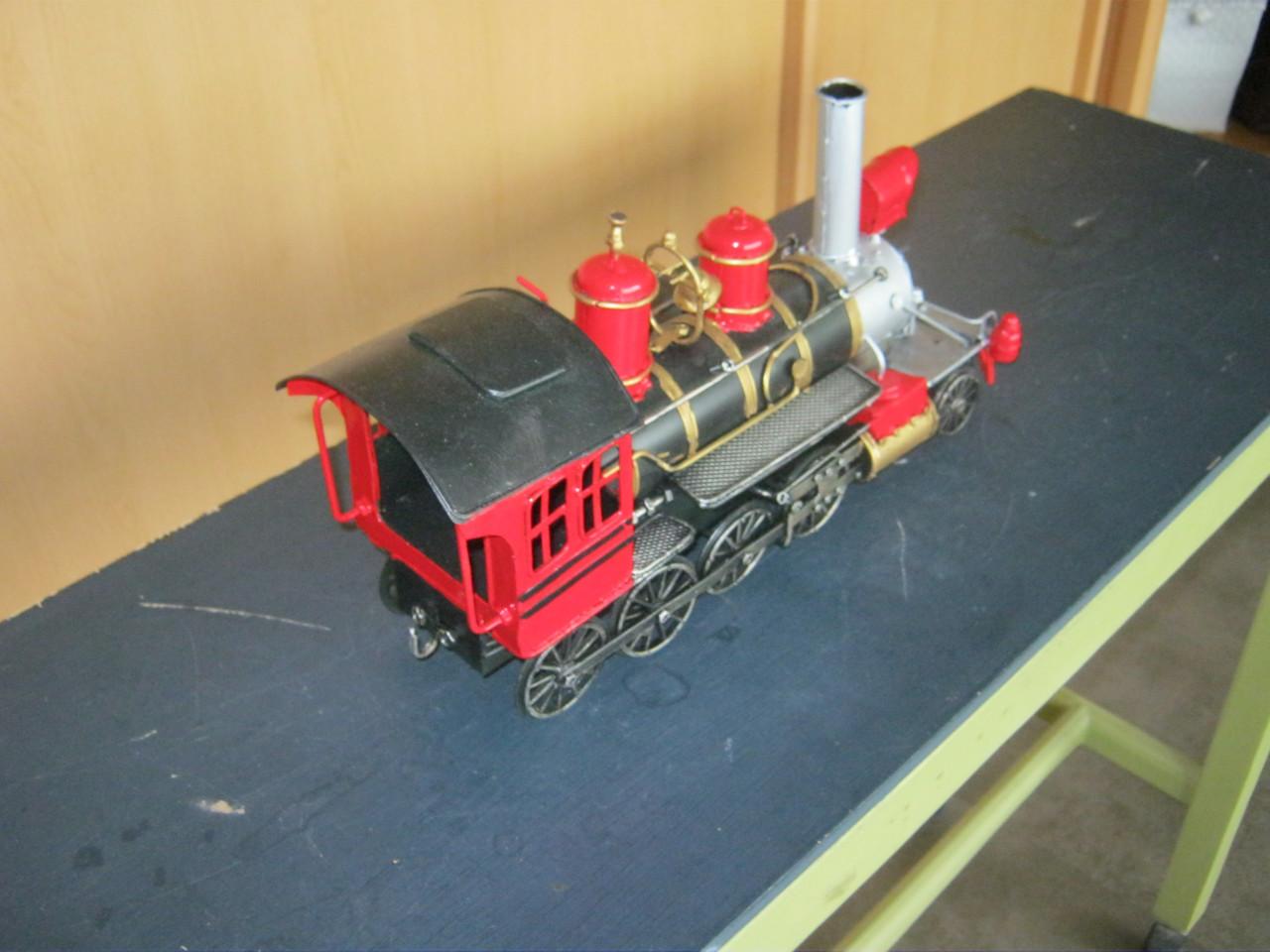 Metalen stoomlocomotief.