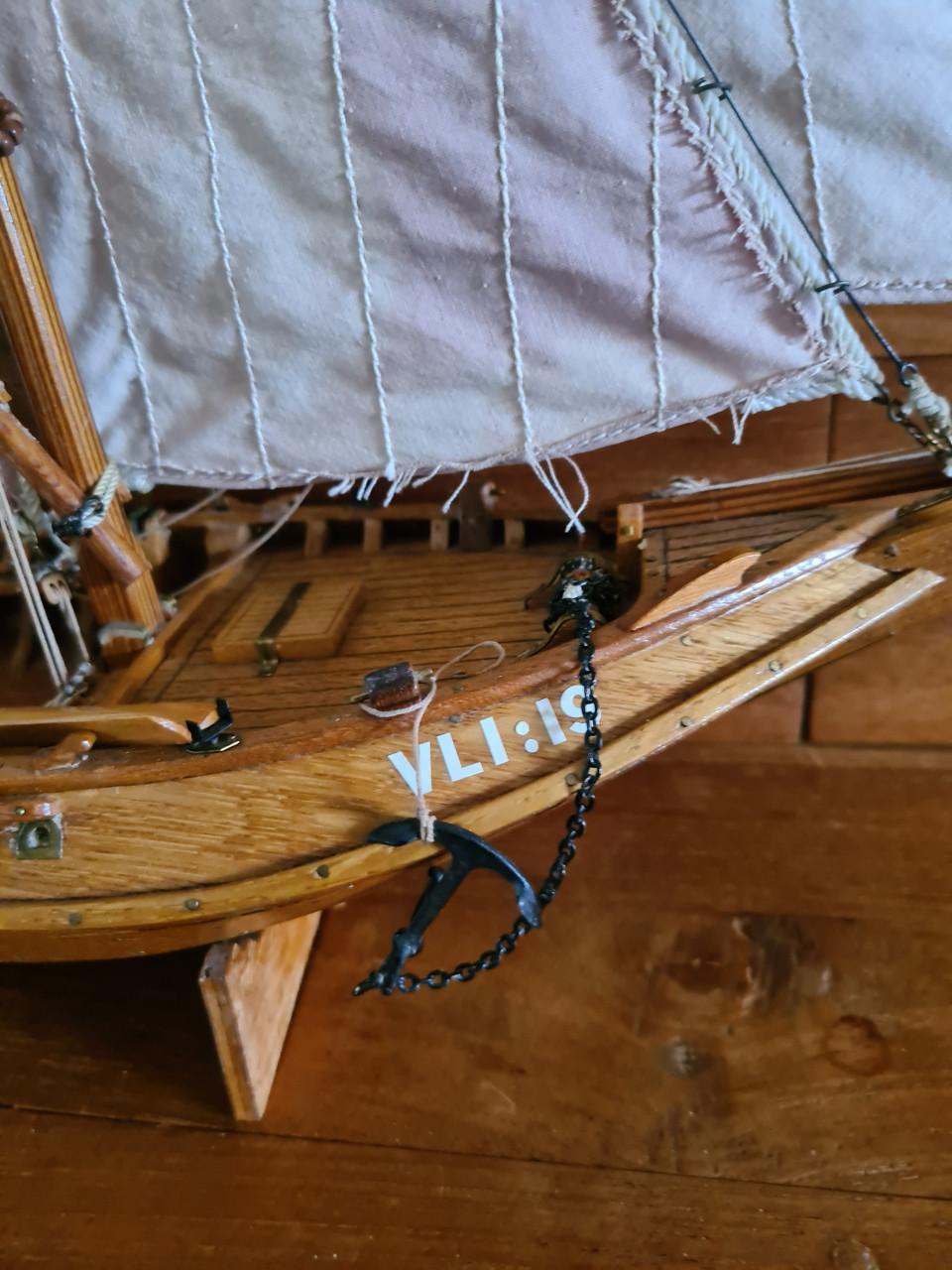 Dit is een houten model van een Nederlandse botter