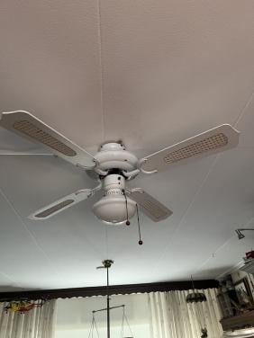 Plafonventilator met lamp.