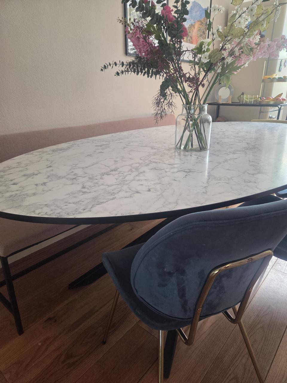 Eettafel met marmerlook tafelblad