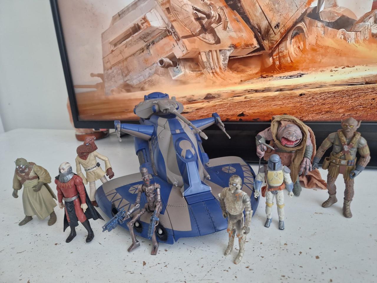 Star Wars Hasbro Lot - Blue AAT Tank & 8 Action Figures