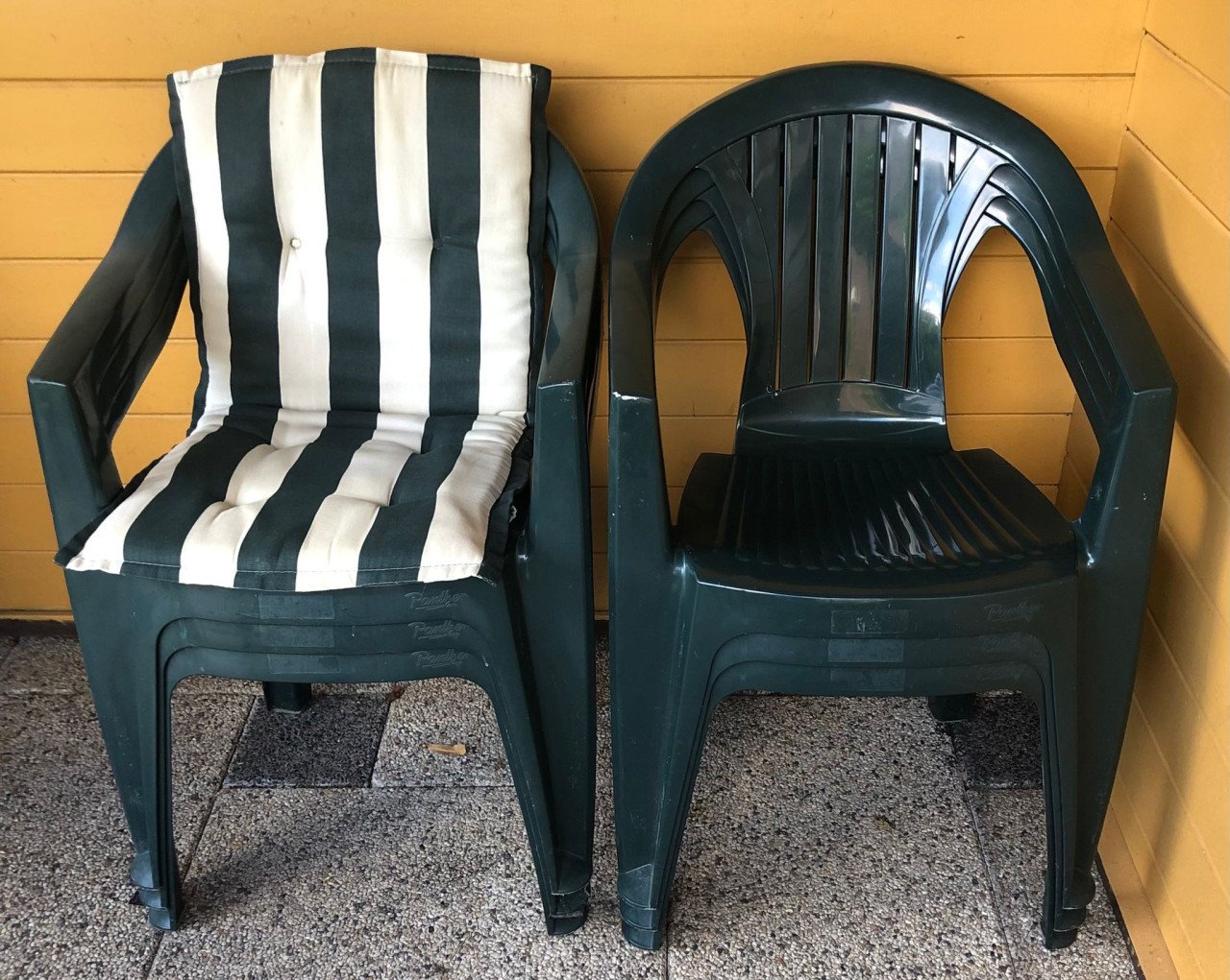 6  KUNSTSTOF STAPELSTOELEN VOOR BUITEN