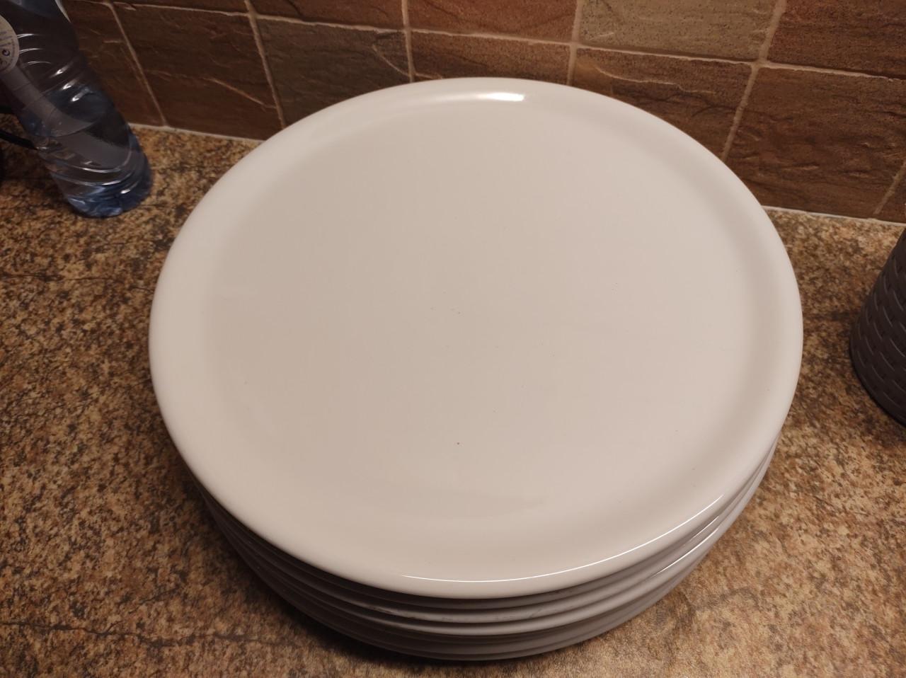 8 grote platte borden. doorsnede 31 cm.
