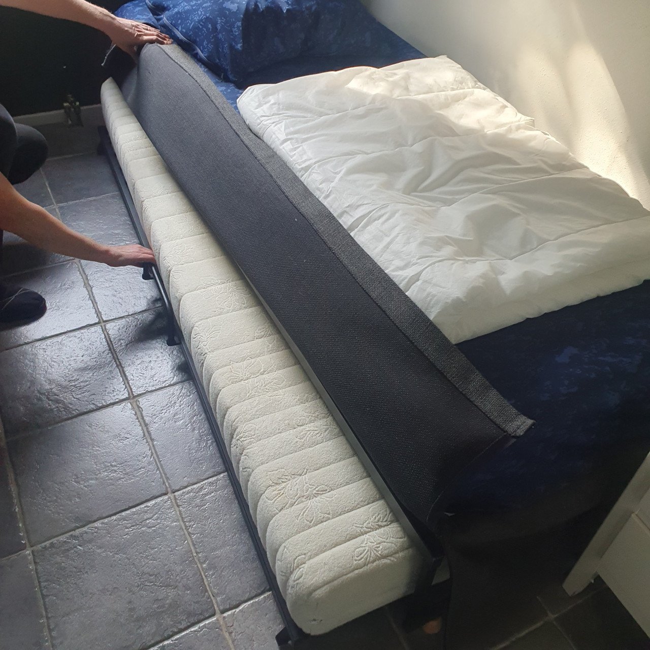 Bed. Uitschuifbaar van 1 persoons naar tweepersoons