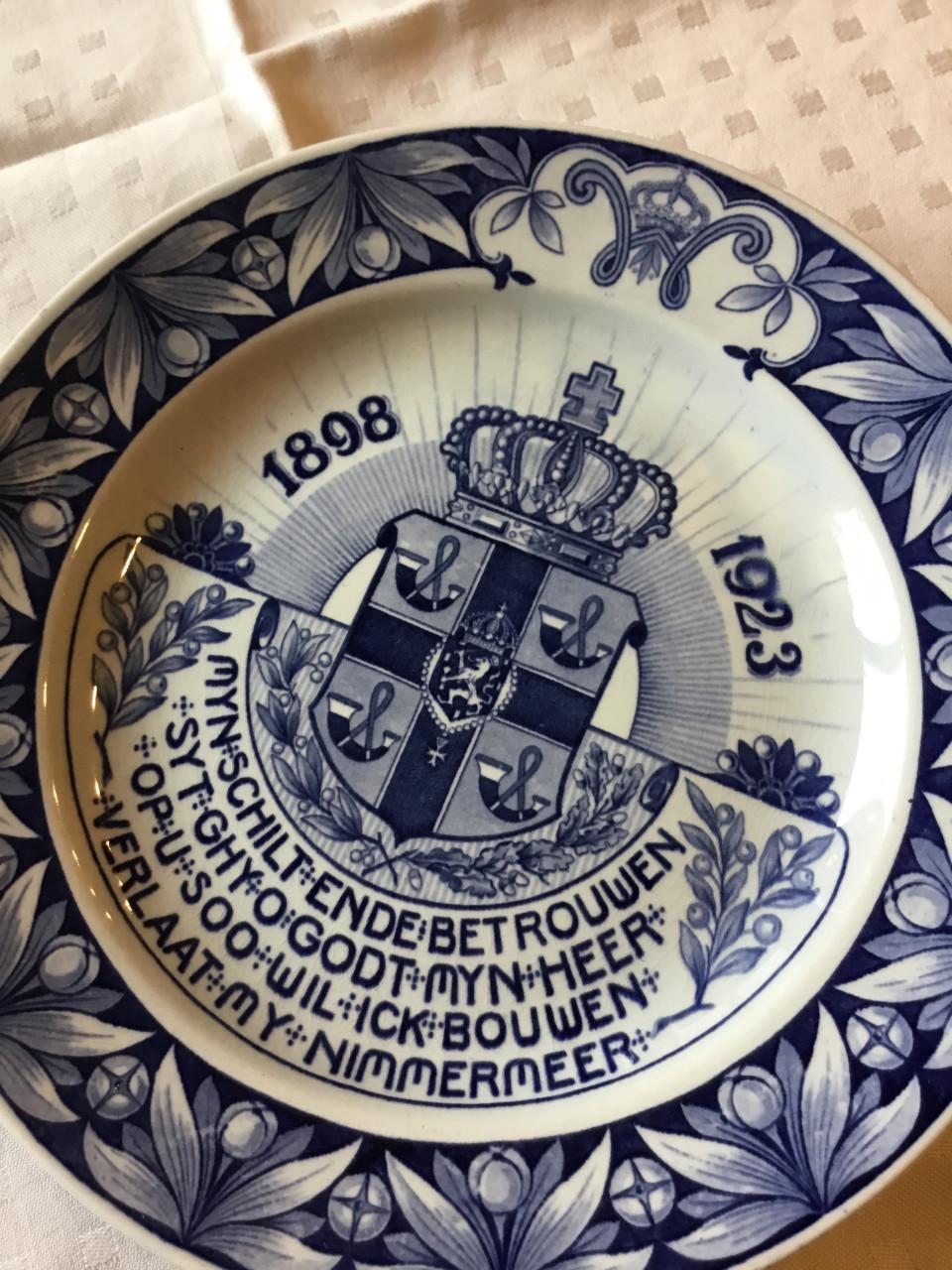 Keramiek Schotel Petrus Regout: jubileum Wilhelmina