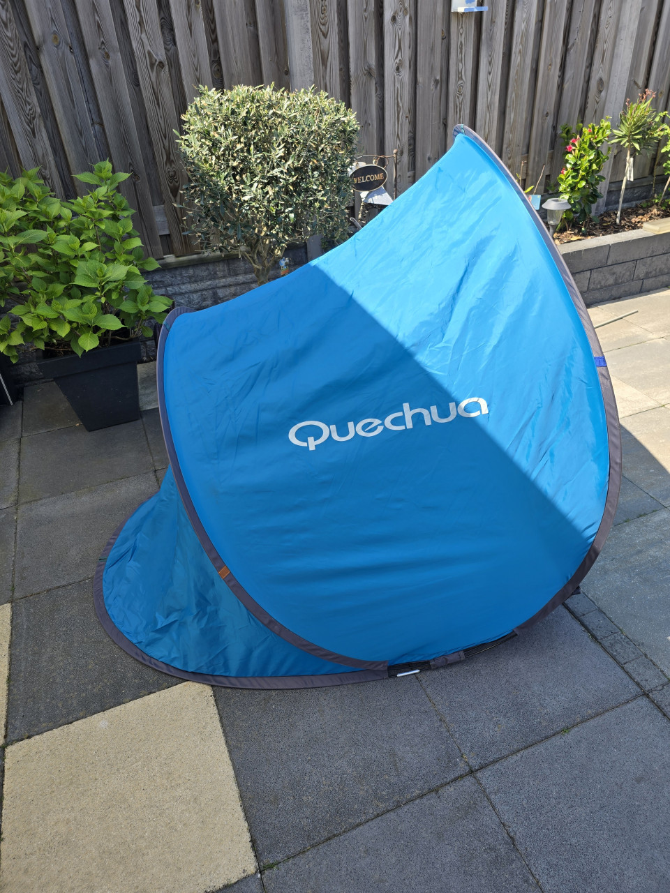 Pop-up strand tent