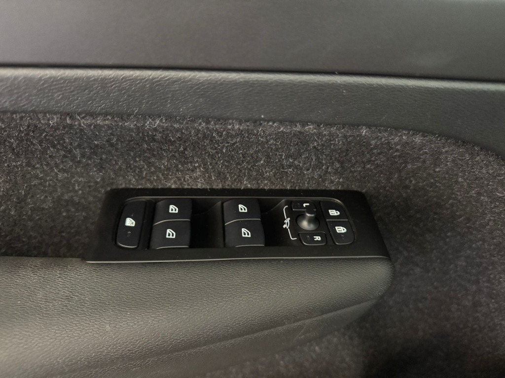 Volvo XC40 1.5 t4 recharge r-design black edition
