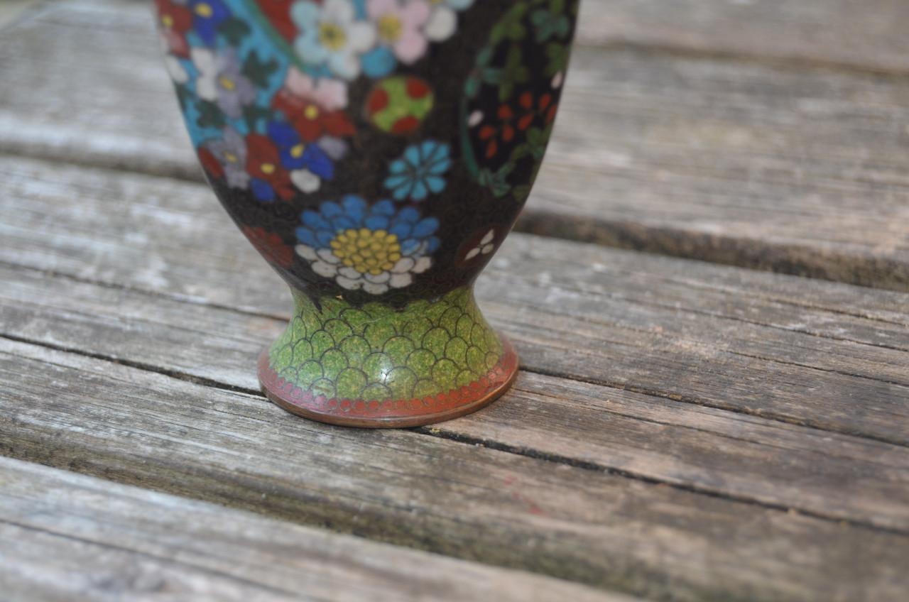 Kleine cloisonné vaas (email op koper), waarsch. uit Japan