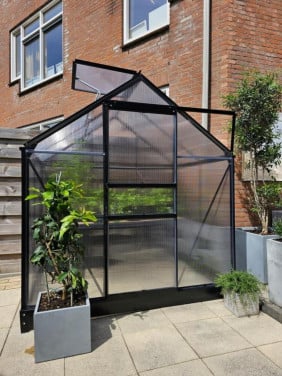 Tuinkas Vitavia comet 2500 en plantenbak van Woodblocx