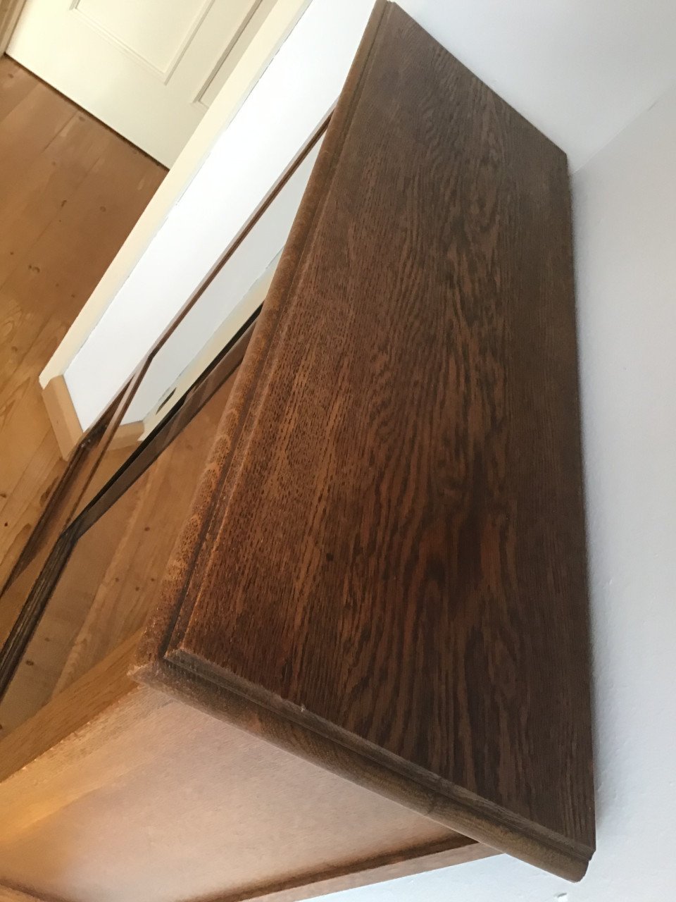 Antieke kast met schuifdeuren